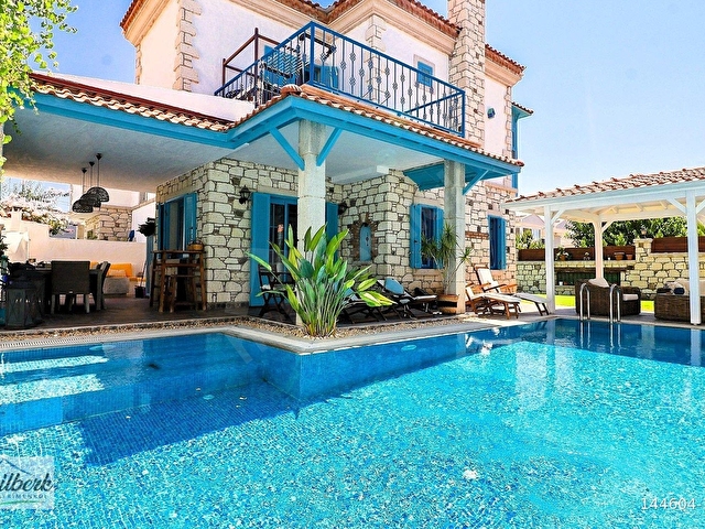 Çeşme Alaçatı Merkeze Yakın Nilberkden Havuzlu Satılık Villa