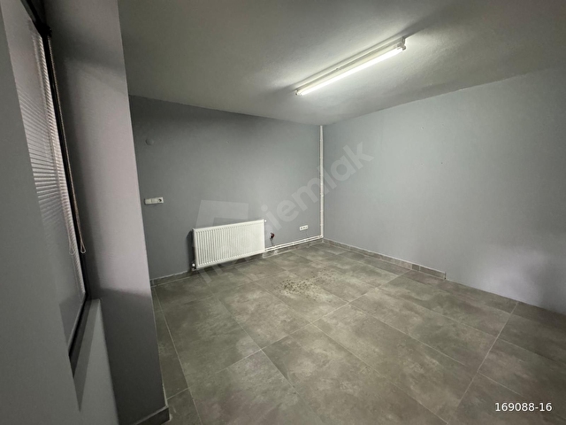 ÇAMÇEŞMEDE 450 M2 DÜZ GİRİŞ BAKIMLI KİRALIK İŞ YERİ - Görsel 25