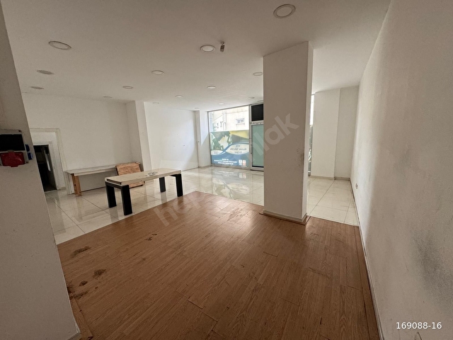 ÇAMÇEŞMEDE 450 M2 DÜZ GİRİŞ BAKIMLI KİRALIK İŞ YERİ - Görsel 12
