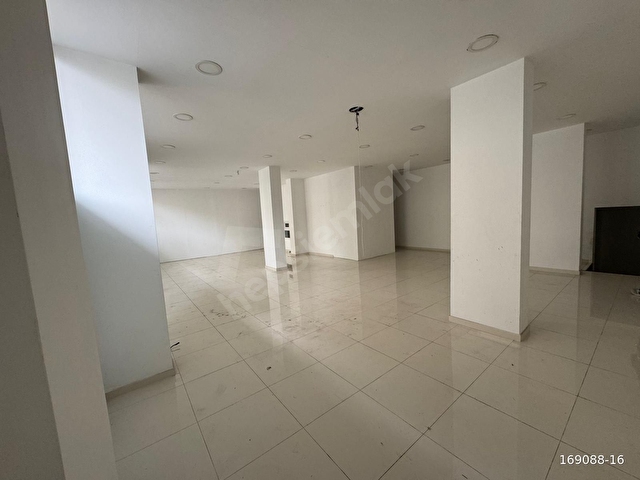 ÇAMÇEŞMEDE 450 M2 DÜZ GİRİŞ BAKIMLI KİRALIK İŞ YERİ - Görsel 6