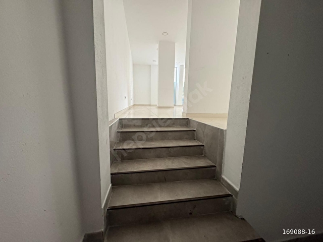 ÇAMÇEŞMEDE 450 M2 DÜZ GİRİŞ BAKIMLI KİRALIK İŞ YERİ - Görsel 29