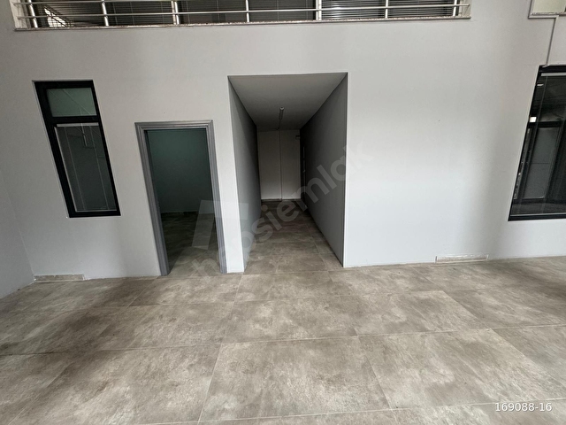 ÇAMÇEŞMEDE 450 M2 DÜZ GİRİŞ BAKIMLI KİRALIK İŞ YERİ - Görsel 13