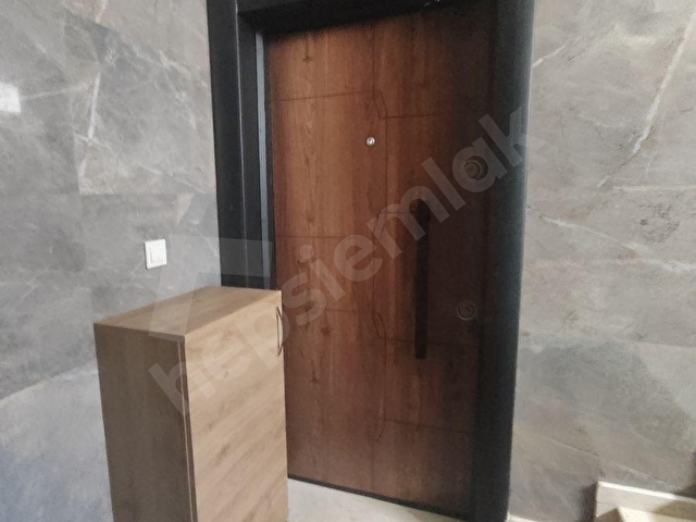 SIĞACIK MERKEZDE ÖNÜ AÇIK FERAH 50m2 AÇIK MUTFAK ARA KAT 1+1 - Görsel 2