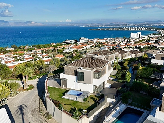 Çeşmede Ful Deniz Manzaralı Satılık 4+1 Villa