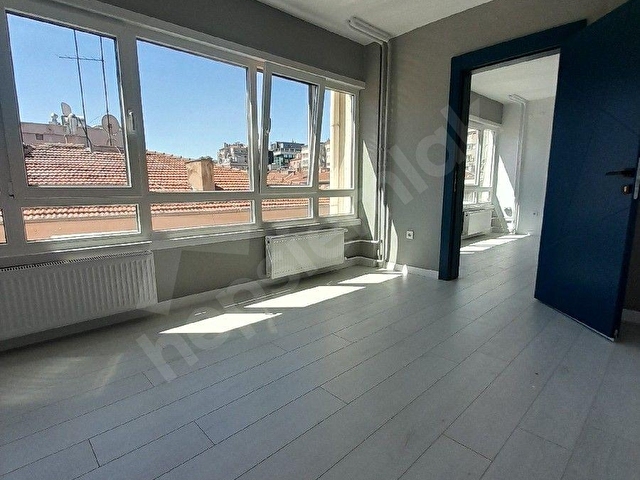KIZILAY MEŞRUTİYET TE 1+1 KLİMALI ÖZEL WC.MÜKEMMEL BÜRO