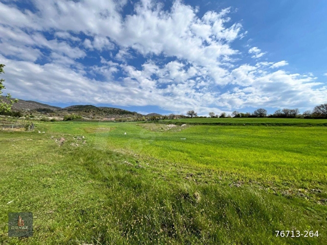 KÖMEÇ KÖYÜ İÇİNDE SATILIK 7000 m2 TARLA - Görsel 2