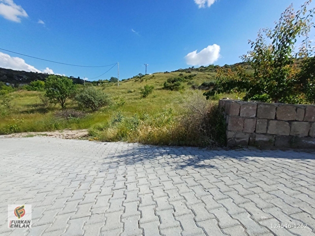SÜKSÜNDE YERLEŞİMİN İÇİNDE YOLA SIFIR SATILIK 1021 m2 BAĞ - Görsel 3