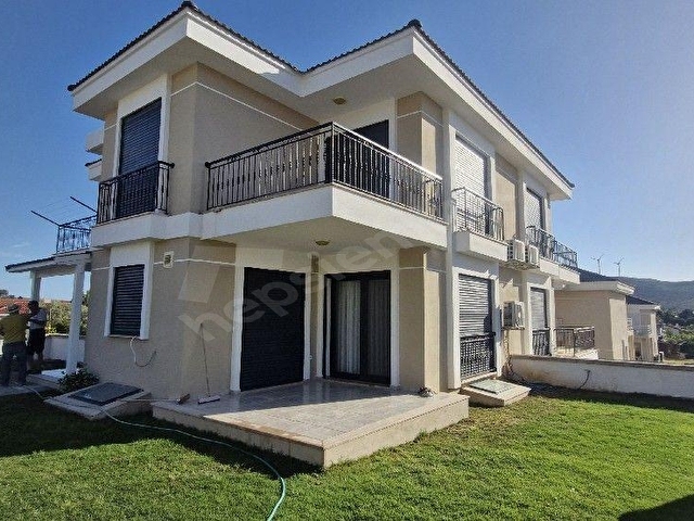 Alaçatı  Köyiçine 5dk Yürüme Nezih Konumda Bahçeli 4+1 Kiralık Villa