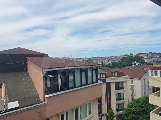 ŞİŞLİ FERİKÖYDE 5. KAT KOMBİLİ YENİ BOYALI 3 ODA 1 SALON OTURUMA HAZIR KİRALIK DAİRE