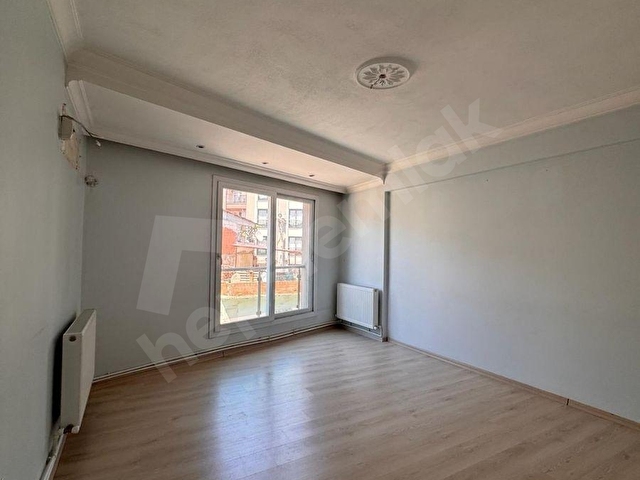 Bozyakada Merkezi Konumda 10 Yıllık Bina 2+1 95m2 Satılık Daire
