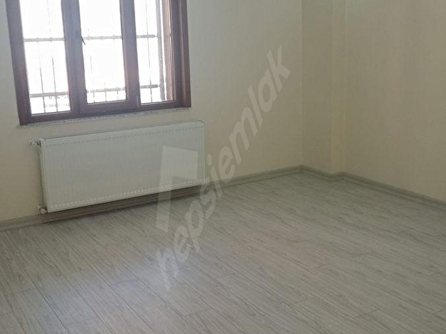 ARNAVUTKÖY MERKEZİ KONUMDA 2+1 KULLANŞLI ASANSÖRLÜ ARA KAT DAİRE