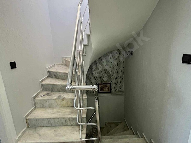 Denize Yürüme Mesafesinde Tadilatlı Tripleks Villa - Görsel 3
