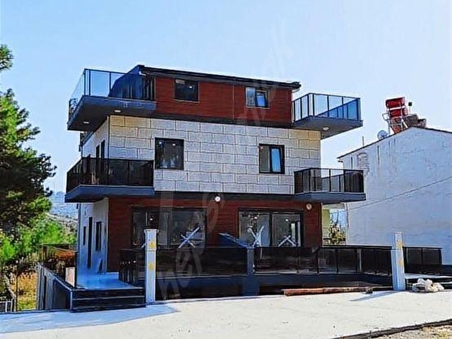 KUŞADASI EFES EVLERİ SİTESİNDE 205 m² 4+2 SATILIK İKİZ VİLLA