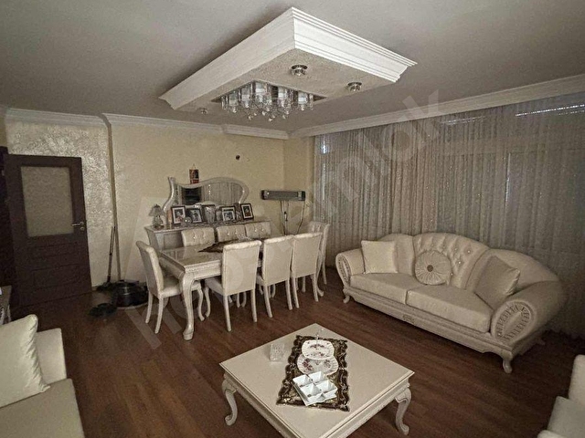 Kenan Evrende sessiz ve nezih bir apartmanda büyük daire