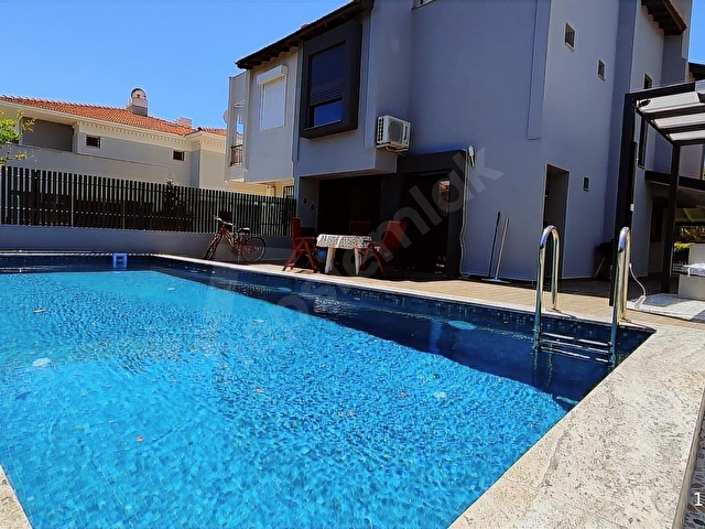 ROYAL EMLAKTAN ILICADA DENİZE YÜRÜME MESAFESİNDE 3+1 VİLLA