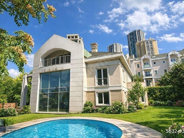 BAHÇEŞEHİR UPHİLLDE 1100 M2 HAVUZLU ÖZEL BAHÇELİ MALİKANE