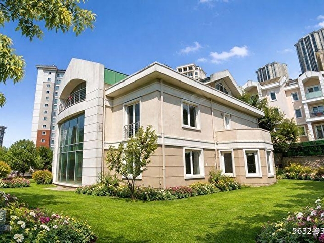 BAHÇEŞEHİR UPHİLLDE 1100 M2 HAVUZLU ÖZEL BAHÇELİ MALİKANE - Görsel 2