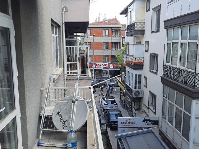 BAHÇELİEVLER 65.SOKAKTA (ESKİ 25.) BİRCANDAN EŞYALI 2.KAT 105 m² 3+1 KOMBİLİ ÖĞRENCİYE UYGUN DAİRE - Görsel 5