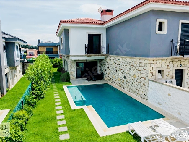 Çeşme Şifne Mahallesinde Denize 550 Metre Müstakil Havuzlu villa