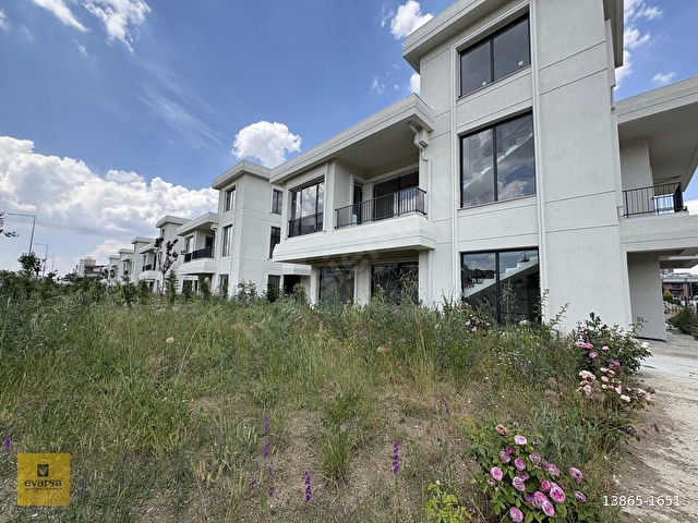 Beytepede Lösante Yakını Satılık 7+2 Natamam Köşe Villa