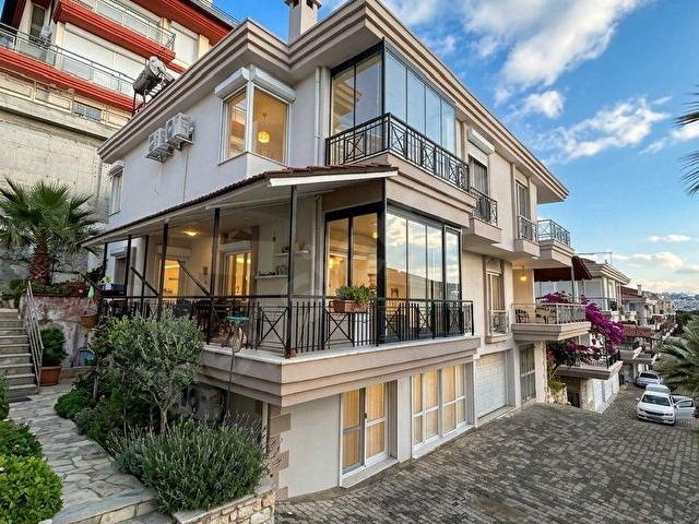 Kuşadası Kadınlar Denizinde 5+2 Havuzlu site içersinde SATILIK VİLLA