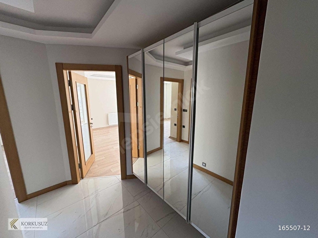 SEFERİHİSARDA CADDE ÜZERİ HAVUZLU SİTEDE 2+1 KİRALIK DAİRE - Görsel 11