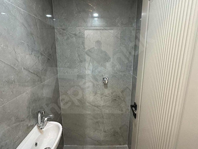 SÜMBÜLLERDEN PARK MANZARALI ARA KAT YÜKSEK TAVANLI 2+1 DAİRE - Görsel 9