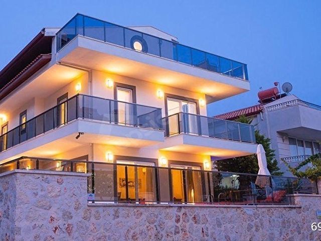 Kalkan Merkezde İmarlı 5+1 Müstakil Havuzlu Villa