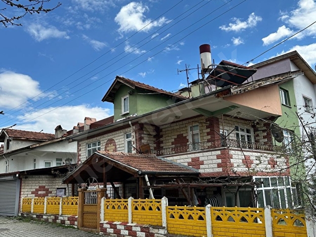 Hastane ve otogar karşısında 3 Katlı müstakil ev