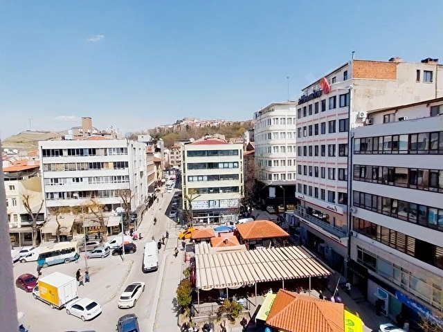 ANKARA ULUS ANAFATRALAR CADDE ÜZERİ SATILIK TAM KAT 200 METRE