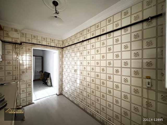 AKARSU EMLAKTAN SOKULLU CADDESİ ÜZERİNDE 3+1 KOMBİLİ OTOPARKLI BAHÇE ÇIKIŞLI MERKEZİ KONUMDA DAİRE - Görsel 18