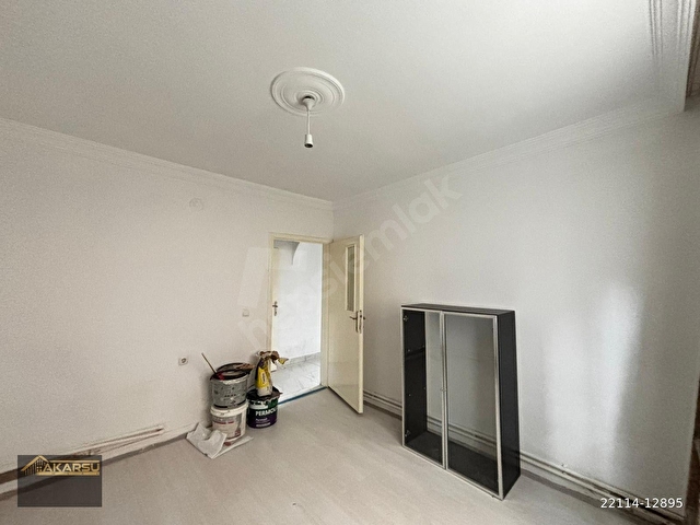 AKARSU EMLAKTAN SOKULLU CADDESİ ÜZERİNDE 3+1 KOMBİLİ OTOPARKLI BAHÇE ÇIKIŞLI MERKEZİ KONUMDA DAİRE - Görsel 15
