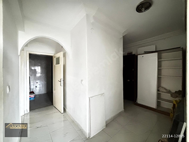 AKARSU EMLAKTAN SOKULLU CADDESİ ÜZERİNDE 3+1 KOMBİLİ OTOPARKLI BAHÇE ÇIKIŞLI MERKEZİ KONUMDA DAİRE - Görsel 6