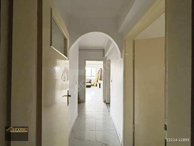 AKARSU EMLAKTAN SOKULLU CADDESİ ÜZERİNDE 3+1 KOMBİLİ OTOPARKLI BAHÇE ÇIKIŞLI MERKEZİ KONUMDA DAİRE - Görsel 13