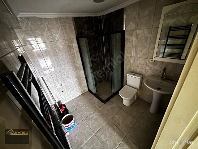 AKARSU EMLAKTAN SOKULLU CADDESİ ÜZERİNDE 3+1 KOMBİLİ OTOPARKLI BAHÇE ÇIKIŞLI MERKEZİ KONUMDA DAİRE - Görsel 11