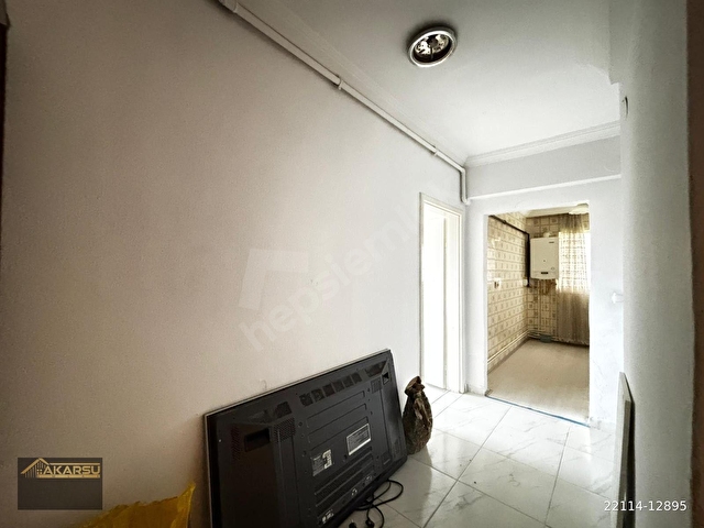 AKARSU EMLAKTAN SOKULLU CADDESİ ÜZERİNDE 3+1 KOMBİLİ OTOPARKLI BAHÇE ÇIKIŞLI MERKEZİ KONUMDA DAİRE - Görsel 5