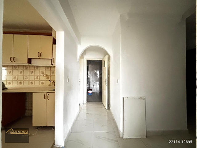 AKARSU EMLAKTAN SOKULLU CADDESİ ÜZERİNDE 3+1 KOMBİLİ OTOPARKLI BAHÇE ÇIKIŞLI MERKEZİ KONUMDA DAİRE - Görsel 7