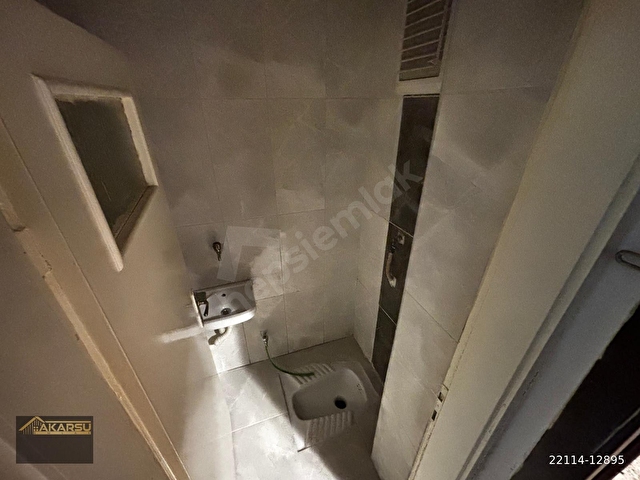 AKARSU EMLAKTAN SOKULLU CADDESİ ÜZERİNDE 3+1 KOMBİLİ OTOPARKLI BAHÇE ÇIKIŞLI MERKEZİ KONUMDA DAİRE - Görsel 9