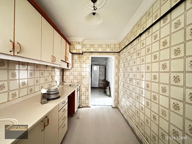 AKARSU EMLAKTAN SOKULLU CADDESİ ÜZERİNDE 3+1 KOMBİLİ OTOPARKLI BAHÇE ÇIKIŞLI MERKEZİ KONUMDA DAİRE - Görsel 19