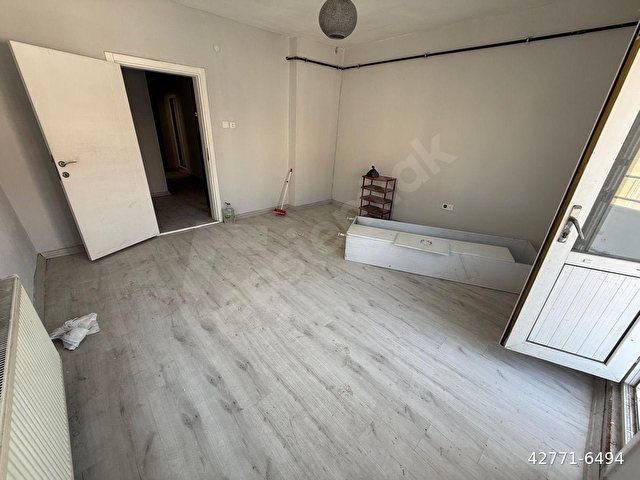 2+1 90 m2 MERKEZİ KONUMDA ÖĞRENCİYE BEKARA UYGUN EŞYASIZ - Görsel 3