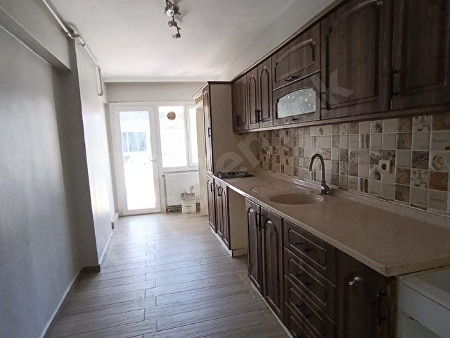 Bayraklı Adalet Mahallesinde Caddeye yakın Ara katta 3+1 Ferah Doğalgazlı Kiralık Daire - Görsel 3