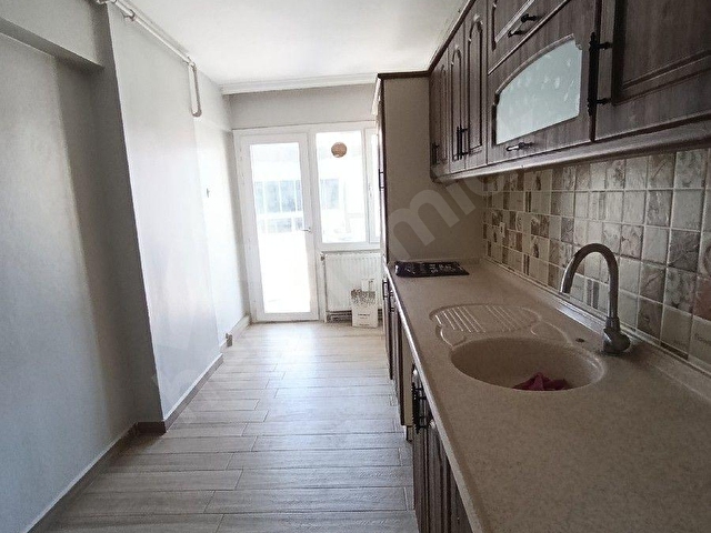 Bayraklı Adalet Mahallesinde Caddeye yakın Ara katta 3+1 Ferah Doğalgazlı Kiralık Daire - Görsel 12