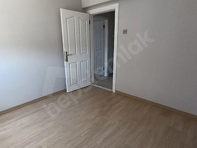 Bayraklı Adalet Mahallesinde Caddeye yakın Ara katta 3+1 Ferah Doğalgazlı Kiralık Daire - Görsel 16