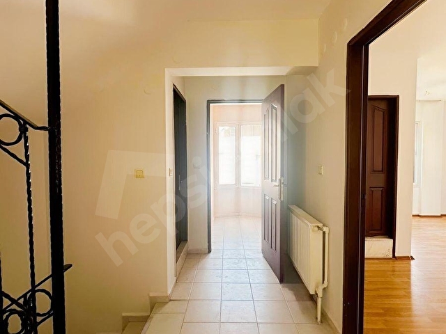 Gaziemir Nasır Villaları Sitesinde Kiralık 4+1 Tripleks Villa - Görsel 18