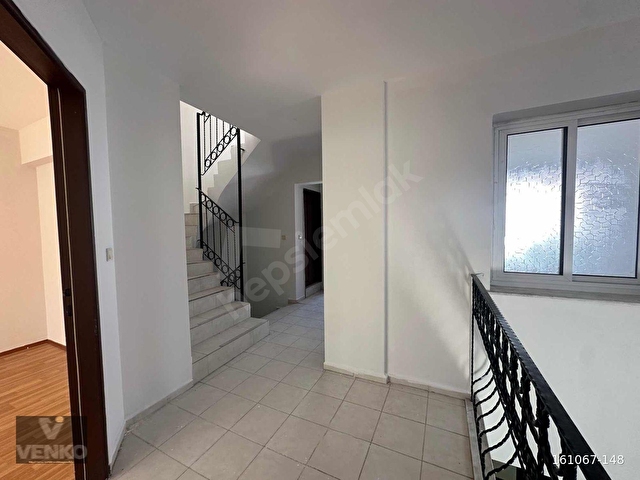 Gaziemir Nasır Villaları Sitesinde Kiralık 4+1 Tripleks Villa - Görsel 24