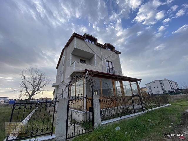 DENİZE 100 m KONUMDA SATILIK 3 DAİRE VE 1 DÜKKAN