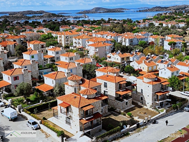 ATA35TEN SATILIK FOÇADA TAM MÜSTAKİL BAHÇE 3+2 TAŞ EV TRİBLEKS
