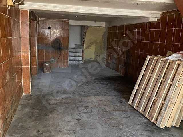 AYVALIK’IN TARİHİ ÇARŞI DOKUSUNDA, KARAKTERLİ TİCARİ YAPI... - Görsel 5