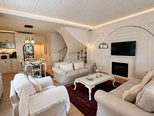 Bahçeli Müstakil Villa | 4+1 Tripleks | Land of Legendsa 1 Km