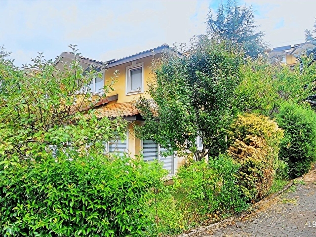 Kartepe de Havuzlu 7/24 Güvenlikli Site Bahçeli 3+1 Dublex Villa - Görsel 14